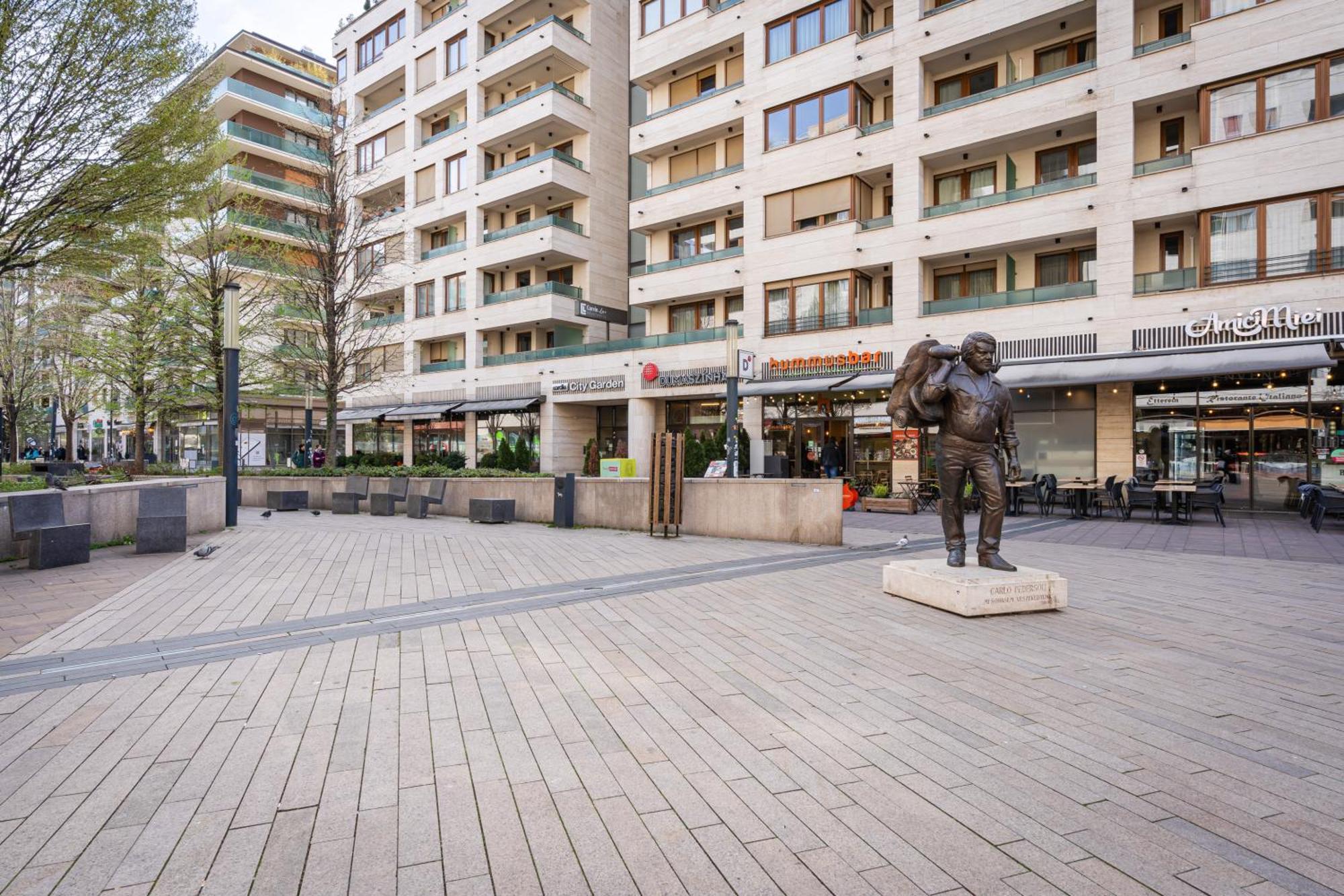 City Center Corvin Suite Apartment Budapest Exteriör bild